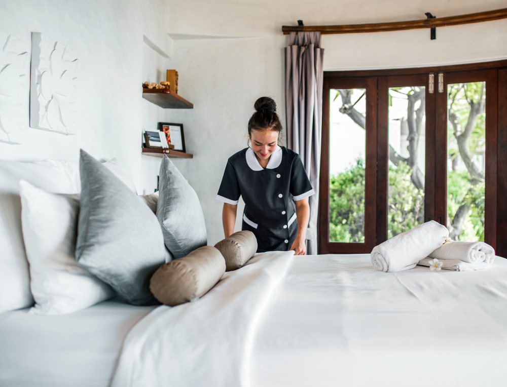 Sauber und ordentlich hergerichtetes Hotelzimmer nach der Reinigung